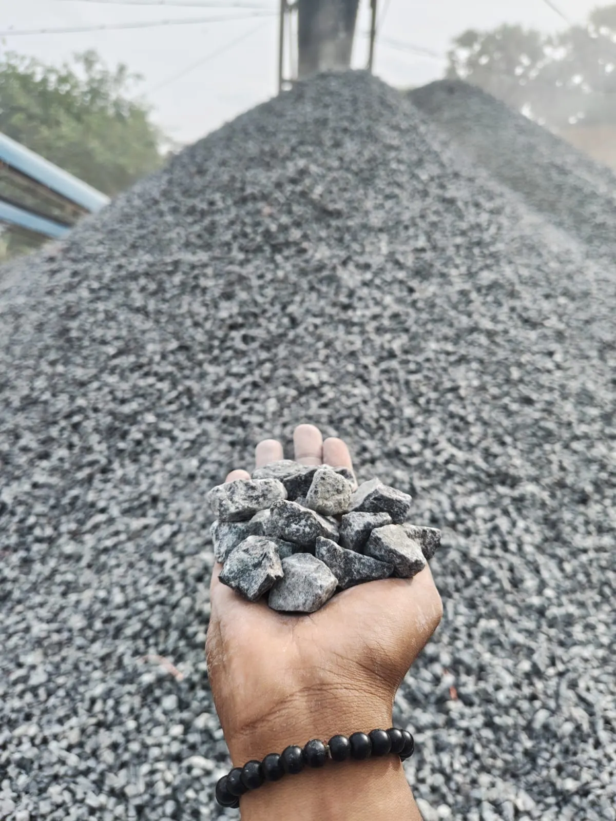 20mm Jelly Stones — Standard coarse aggregate for RCC slabs, beams and columns. The most-used size on Chennai sites.