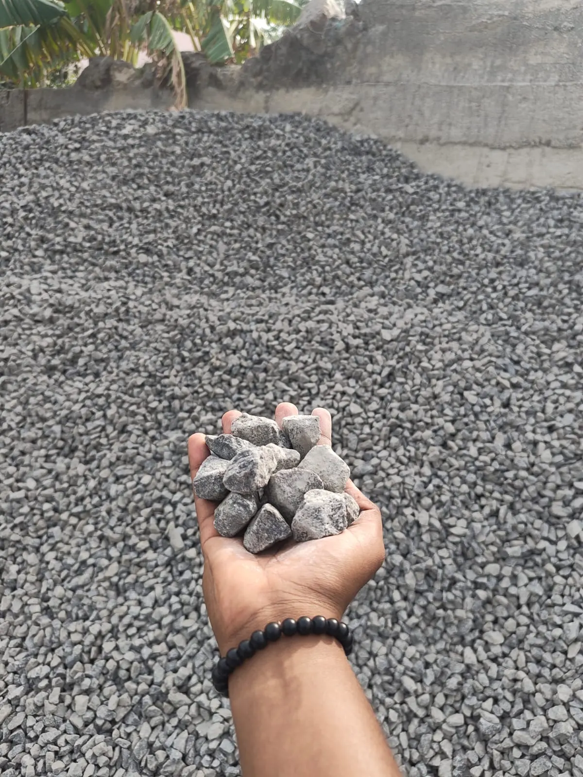 25mm Aggregate — Mass-concrete pour (footings, rafts, dams), lean-concrete bases, road sub-base on highways.